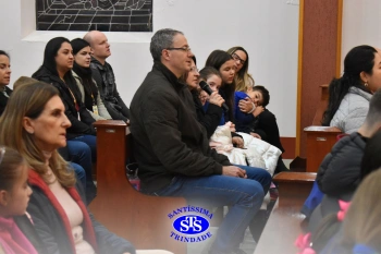 Comunidade se une em oração pelas mães