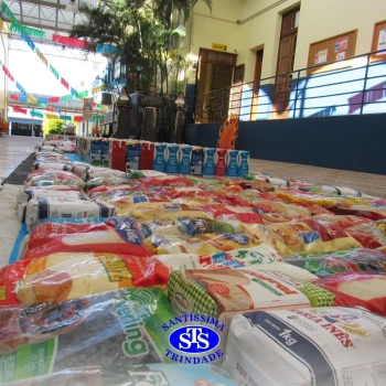 Tapete Fraterno com mais de 400 quilos de alimentos