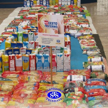Tapete Fraterno com mais de 400 quilos de alimentos