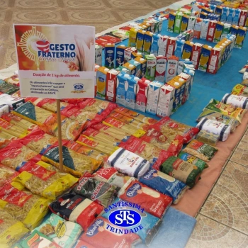 Tapete Fraterno com mais de 400 quilos de alimentos