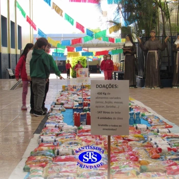 Tapete Fraterno com mais de 400 quilos de alimentos