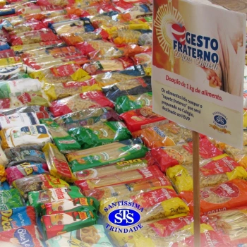 Tapete Fraterno com mais de 400 quilos de alimentos
