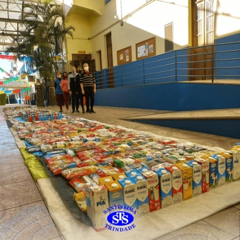 Tapete Fraterno com mais de 400 quilos de alimentos