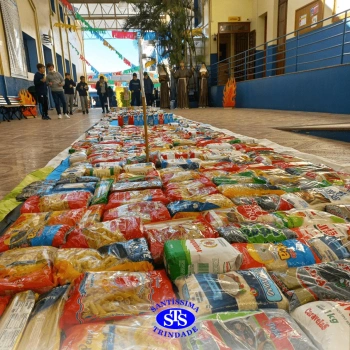 Tapete Fraterno com mais de 400 quilos de alimentos