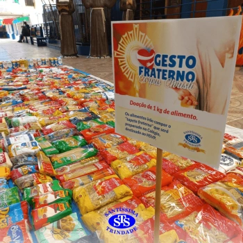 Tapete Fraterno com mais de 400 quilos de alimentos