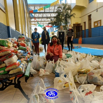 Tapete Fraterno com mais de 400 quilos de alimentos