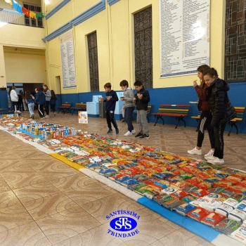 Tapete Fraterno com mais de 400 quilos de alimentos