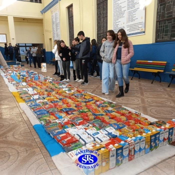 Tapete Fraterno com mais de 400 quilos de alimentos