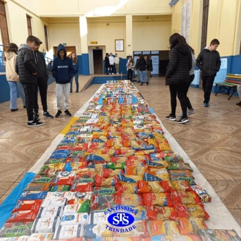 Tapete Fraterno com mais de 400 quilos de alimentos