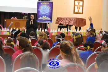 Alunos participam do projeto Autor Presente com a escritora Greice Pozzatto | 2º ano