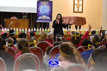 Alunos participam do projeto Autor Presente com a escritora Greice Pozzatto | 2º ano