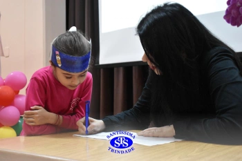 Alunos participam do projeto Autor Presente com a escritora Greice Pozzatto | 2º ano