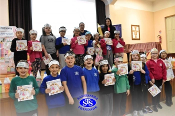 Alunos participam do projeto Autor Presente com a escritora Greice Pozzatto | 2º ano