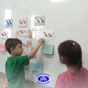 Alunos do 1º ano realizam atividades que auxiliam na alfabetização