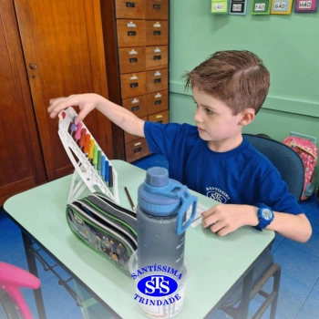 Alunos do 1º ano realizam atividades que auxiliam na alfabetização