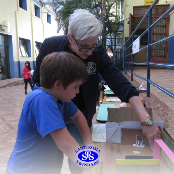 Educação bilíngue: alunos confeccionam habitats para os animais estudados nas aulas