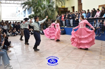 Apresentações artísticas marcam abertura da Semana Farroupilha