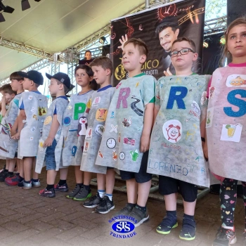 Infantil 5: Desfile do Alfabeto na 25ª Feira do Livro de Cruz Alta 