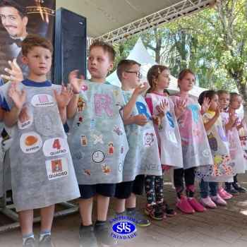 Infantil 5: Desfile do Alfabeto na 25ª Feira do Livro de Cruz Alta 