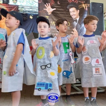 Infantil 5: Desfile do Alfabeto na 25ª Feira do Livro de Cruz Alta 