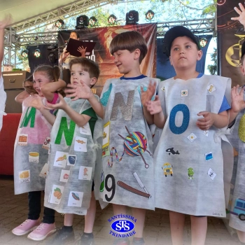 Infantil 5: Desfile do Alfabeto na 25ª Feira do Livro de Cruz Alta 