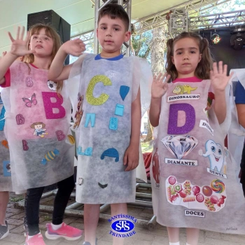 Infantil 5: Desfile do Alfabeto na 25ª Feira do Livro de Cruz Alta 