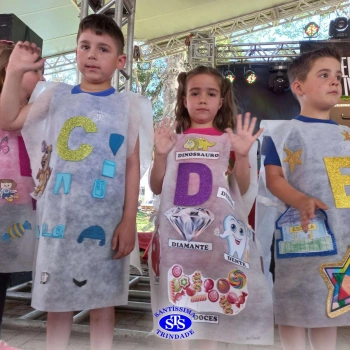 Infantil 5: Desfile do Alfabeto na 25ª Feira do Livro de Cruz Alta 