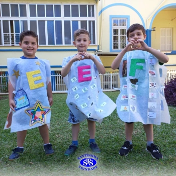 Infantil 5: Desfile do Alfabeto na 25ª Feira do Livro de Cruz Alta 