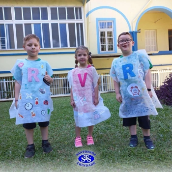 Infantil 5: Desfile do Alfabeto na 25ª Feira do Livro de Cruz Alta 