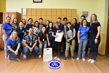 Diretora e Vice-Diretora são homenageadas pelos profissionais do Colégio