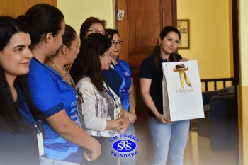 Diretora e Vice-Diretora são homenageadas pelos profissionais do Colégio