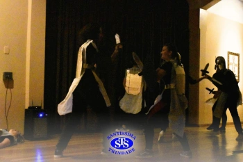 Alunos participantes das Trilhas de Linguagem e Ciências Humanas apresentam teatro desenvolvido por eles