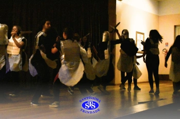Alunos participantes das Trilhas de Linguagem e Ciências Humanas apresentam teatro desenvolvido por eles