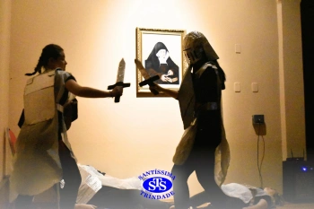 Alunos apresentam teatro desenvolvido por eles durante as trilhas