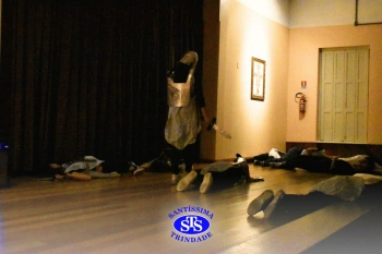 Alunos participantes das Trilhas de Linguagem e Ciências Humanas apresentam teatro desenvolvido por eles