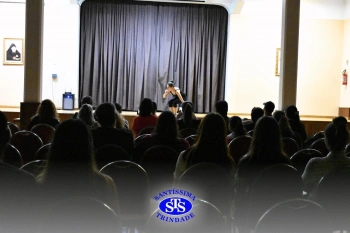 Alunos participantes das Trilhas de Linguagem e Ciências Humanas apresentam teatro desenvolvido por eles