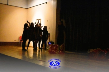 Alunos participantes das Trilhas de Linguagem e Ciências Humanas apresentam teatro desenvolvido por eles