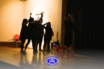 Alunos participantes das Trilhas de Linguagem e Ciências Humanas apresentam teatro desenvolvido por eles