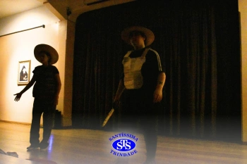 Alunos participantes das Trilhas de Linguagem e Ciências Humanas apresentam teatro desenvolvido por eles