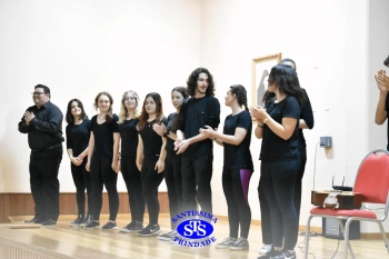 Alunos participantes das Trilhas de Linguagem e Ciências Humanas apresentam teatro desenvolvido por eles