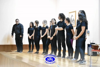 Alunos participantes das Trilhas de Linguagem e Ciências Humanas apresentam teatro desenvolvido por eles
