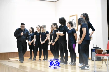 Alunos participantes das Trilhas de Linguagem e Ciências Humanas apresentam teatro desenvolvido por eles