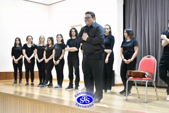 Alunos participantes das Trilhas de Linguagem e Ciências Humanas apresentam teatro desenvolvido por eles