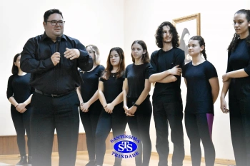 Alunos participantes das Trilhas de Linguagem e Ciências Humanas apresentam teatro desenvolvido por eles