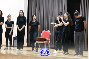 Alunos participantes das Trilhas de Linguagem e Ciências Humanas apresentam teatro desenvolvido por eles