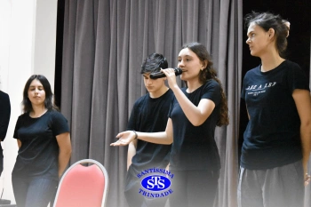 Alunos participantes das Trilhas de Linguagem e Ciências Humanas apresentam teatro desenvolvido por eles