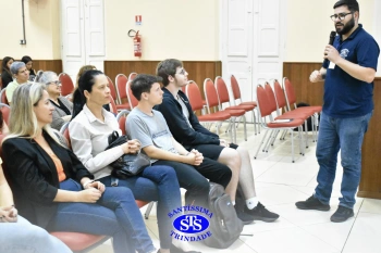 Alunos participantes das Trilhas de Linguagem e Ciências Humanas apresentam teatro desenvolvido por eles