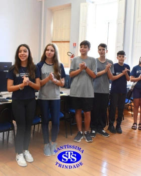 Comunidade escolar celebra a reinauguração do Laboratório de Informática 2
