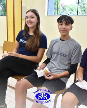Comunidade escolar celebra a reinauguração do Laboratório de Informática 2