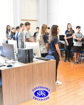 Comunidade escolar celebra a reinauguração do Laboratório de Informática 2